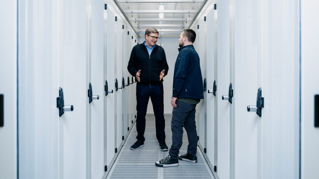 IT Techniker unterhalten sich in Datenzentrum