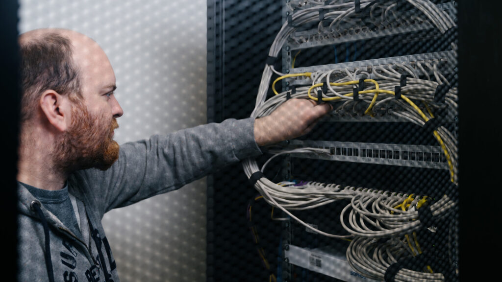 IT Techniker am Netzwerkschrank